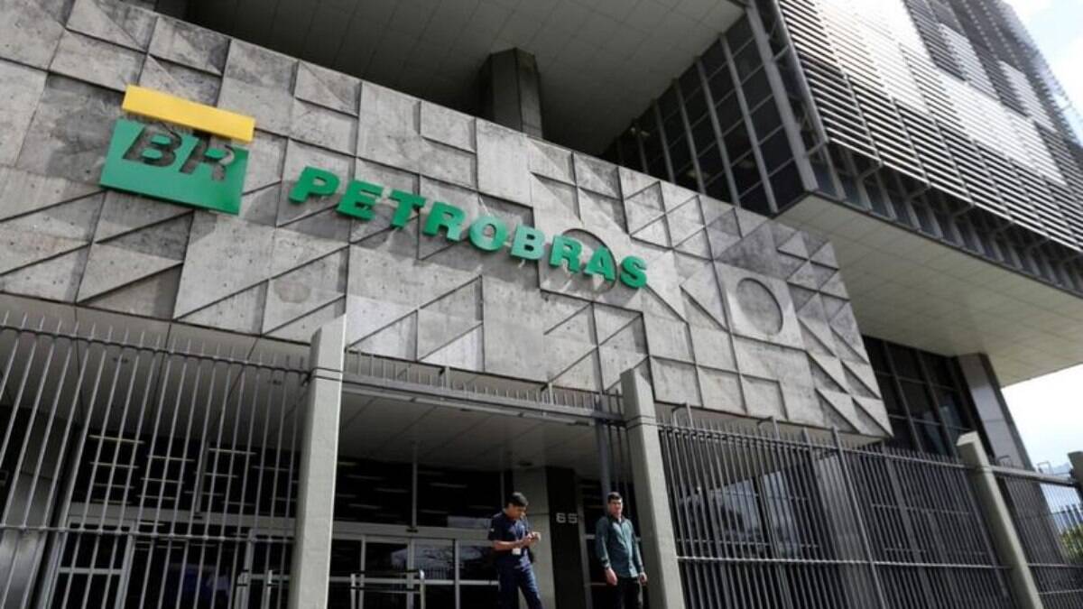 Ações da Petrobras caem 2% em meio à confusão na troca de comando