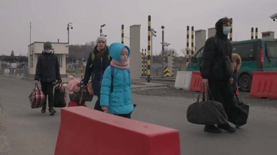 Refugiados ucranianos deixando o país no início da guerra