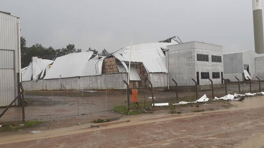 Tornado em SC causa destruição na região do Vale do Itajaí