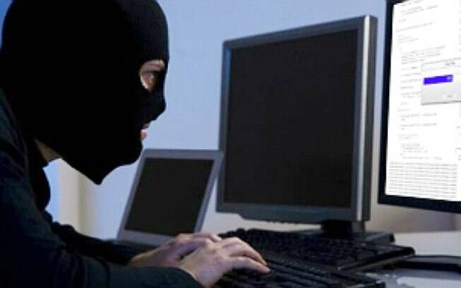 Hacker confessa que invadiu celulares de autoridades