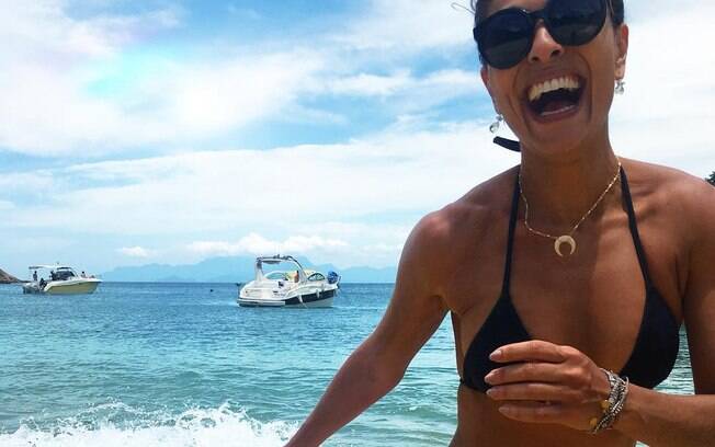 Juliana Paes posta clique de biquíni curtindo a água do mar da praia do Aventureiro no Rio de Janeiro