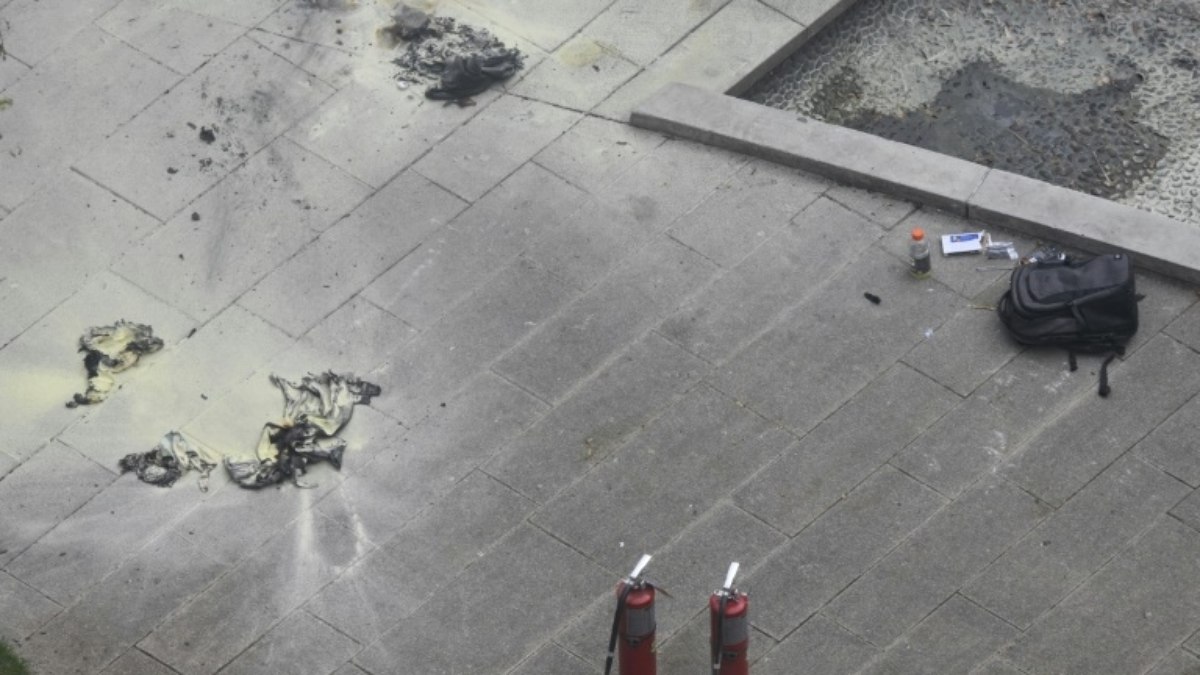 Morre homem que queimou o próprio corpo em frente ao tribunal onde Trump é julgado