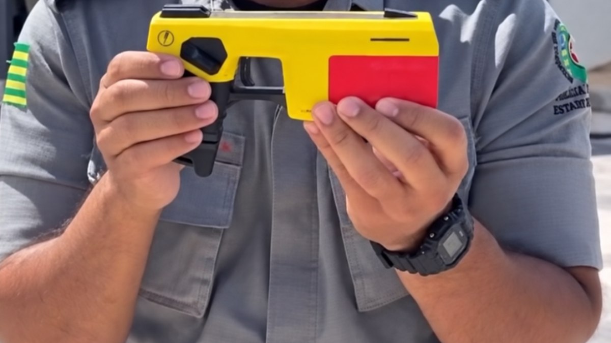 Policial teria disparado três vezes contra o homem, que morreu no local Policial teria disparado três vezes contra o homem, que morreu no local