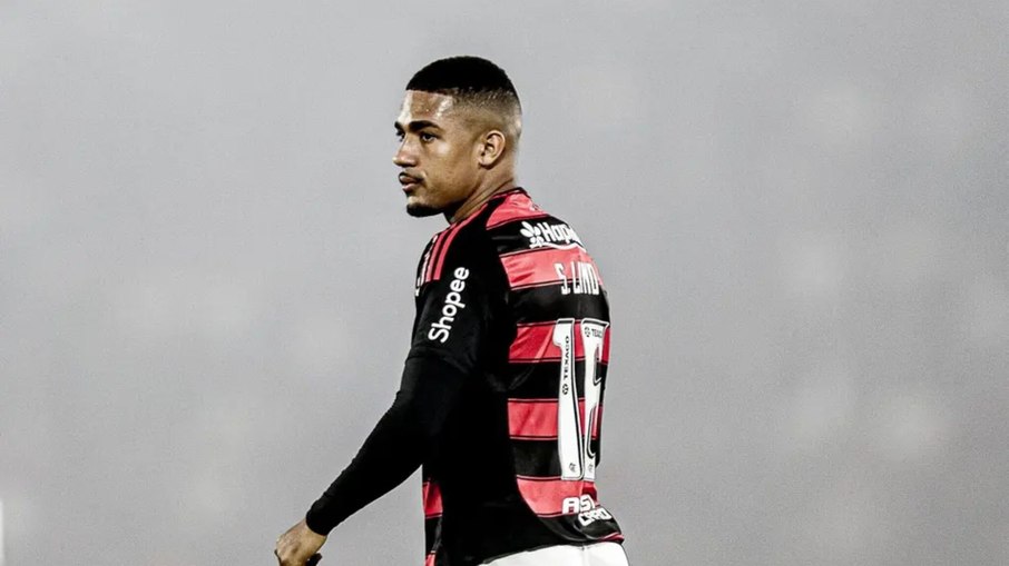 Samuel  Lino é alvo de pichação na sede do Flamengo