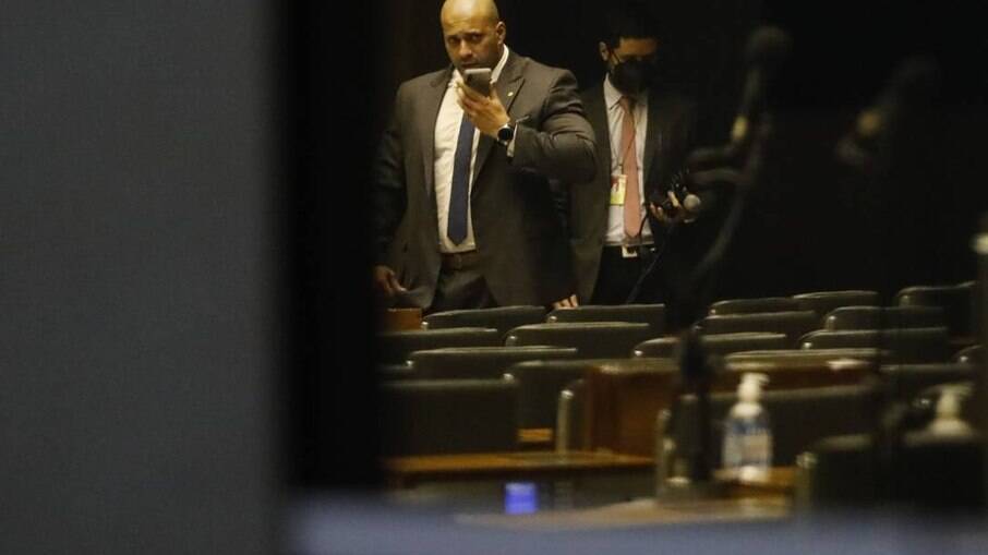 Daniel Silveira passou a noite na Câmara para não acatar decisão de usar tornozeleira eletrônica