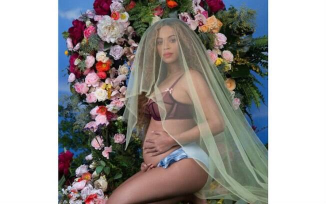 Beyoncé usou as redes sociais para divulgar um ensaio fotográfico e anunciar a gravidez