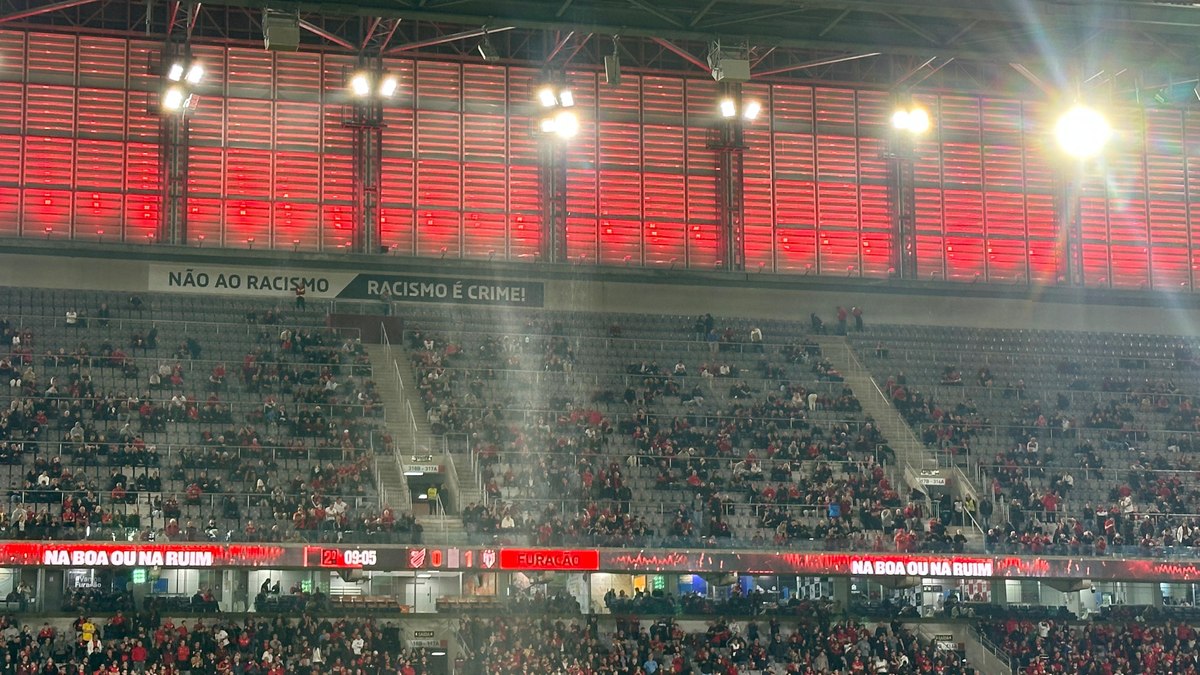 Arena da Baixada ganhou 'cachoeira' durante o jogo entre Athletico e Atlético-GO Arena da Baixada ganhou 'cachoeira' durante o jogo entre Athletico e Atlético-GO