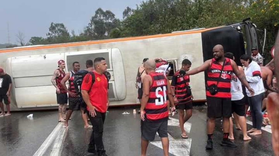 Ônibus de torcida do Flamengo tomba e fecha totalmente a Dutra Ônibus de torcida do Flamengo tomba e fecha totalmente a Dutra