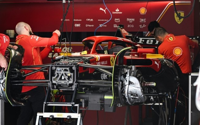 Técnicos da Ferrari trabalham no paddock no Circuito Internacional de Xangai antes do Grande Prêmio da China de Fórmula 1, em 18 de abril de 2024 em Xangai