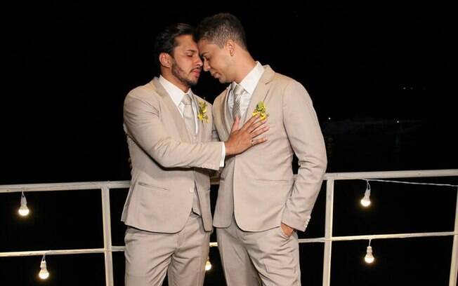 Carlinhos se casou com Lucas Guimarães e relembrou o motivo de não beijar o companheiro na cerimônia