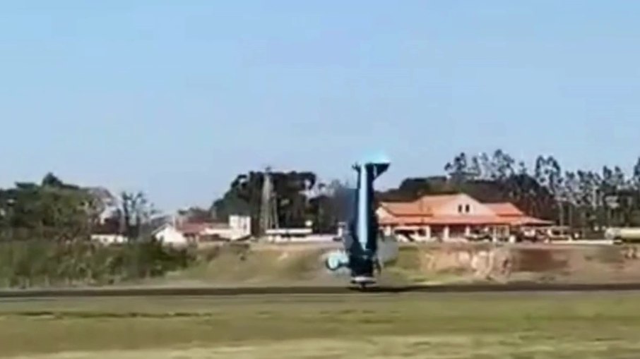 Avião dá cambalhota no Paraná