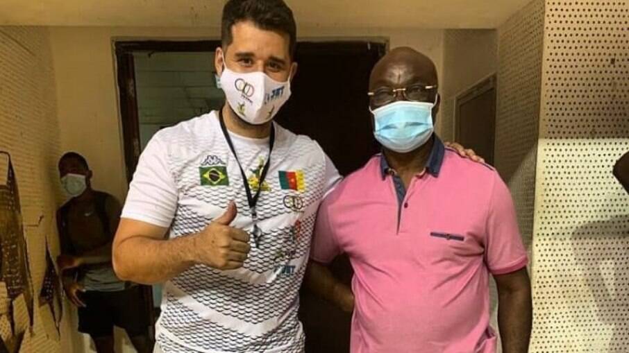 Leandro Araújo, em Camarões, ao lado do ex-jogador de futebol Roger Milla.