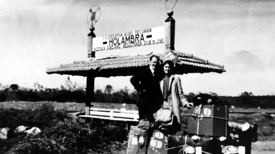 Família de imigrantes durante chegada em fazenda de Holambra Família de imigrantes durante chegada em fazenda de Holambra