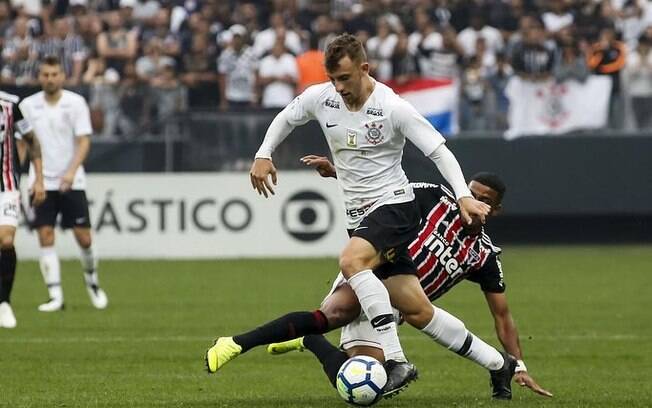 Ex-Corinthians, Carlos Augusto marca em vitória do Monza na Série