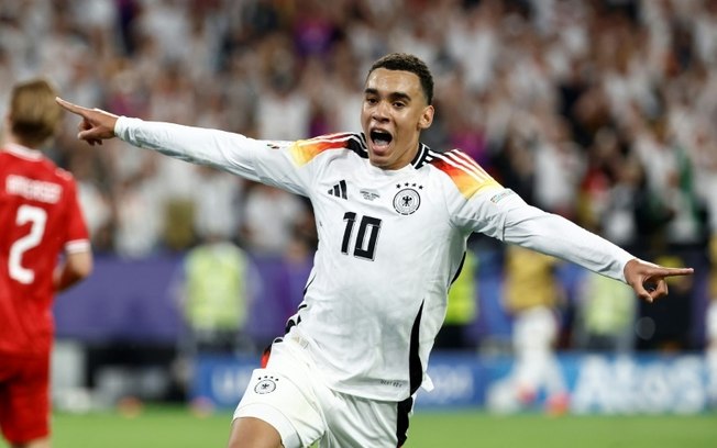 Jamal Musiala comemora o gol na vitória da Alemanha sobre a Dinamarca nas oitavas de final do Europeu em Dortmund (Alemanha), em 29 de junho de 2024