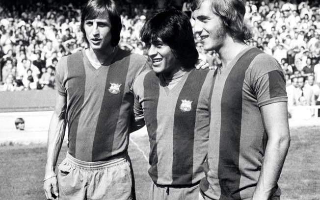 Da esquerda para a direita, os jogadores Johan Cruyff, Hugo Sotil e Johan Neeskens posam para foto antes de uma partida do Barcelona, no dia 1º de agosto de 1974, no estádio Camp Nou. Da esquerda para a direita, os jogadores Johan Cruyff, Hugo Sotil e Johan Neeskens posam para foto antes de uma partida do Barcelona, no dia 1º de agosto de 1974, no estádio Camp Nou.