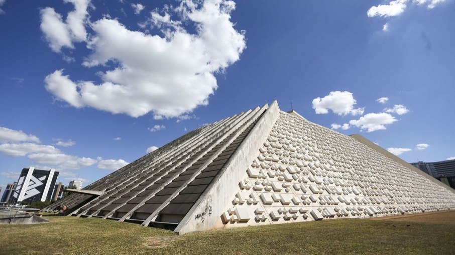 O Teatro Nacional Claudio Santoro, em formato de pirâmide, é um ícone da cultura de Brasília