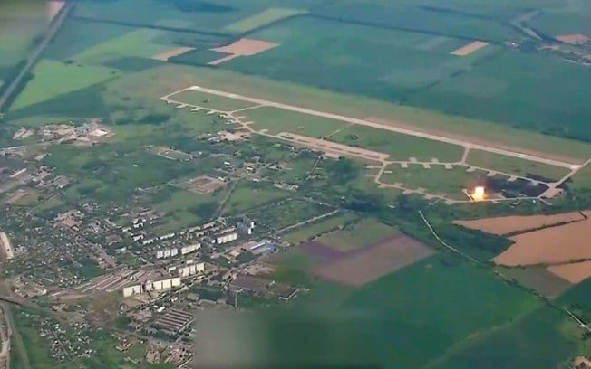 Uma imagem tirada de um vídeo divulgado pelo Ministério da Defesa da Rússia em 2 de julho de 2024, supostamente mostra uma base aérea ucraniana sob ataque perto de Mirgorod, no centro da Ucrânia