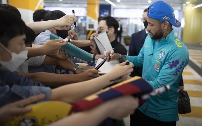 Neymar leva fãs à loucura, tira fotos e dá autógrafos após treino da Seleção Brasileira