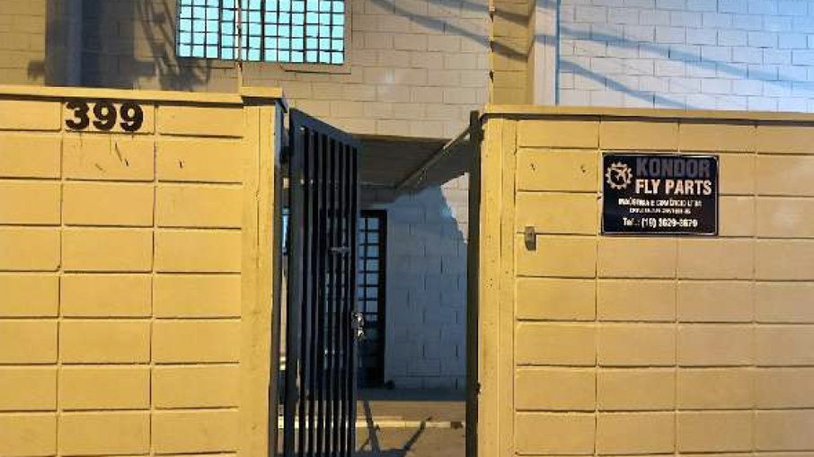 Entrada da fábrica Kondor Fly localizada na Avenida Dirceu Dias Carneiro, número 339, no Distrito Industrial de Santa Bárbara d'Oeste (SP), onde eram fabricadas clandestinamente ghost guns. Entrada da fábrica Kondor Fly localizada na Avenida Dirceu Dias Carneiro, número 339, no Distrito Industrial de Santa Bárbara d'Oeste (SP), onde eram fabricadas clandestinamente ghost guns.