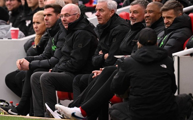 Sven-Goran Eriksson, terceiro da esquerda para a direita, foi técnico por um dia das lendas do Liverpool. Homenagem do clube ao treinador de 76 anos,  que treinou a Inglaterra em duas Copas e está em estágio terminal de câncer 