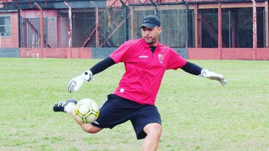 Iago Rocha como preparador de goleiros do Flamengo de Guarulhos.