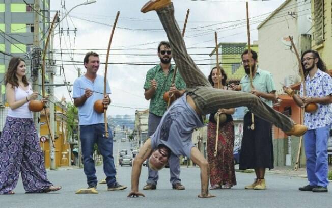 Brasileira. Arcomusical se aproxima da capoeira por meio do berimbau