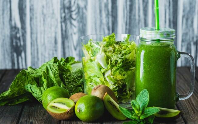 Suco verde até ajuda na busca de como emagrecer, mas deve ser inserido em uma dieta saudável e equilibrada