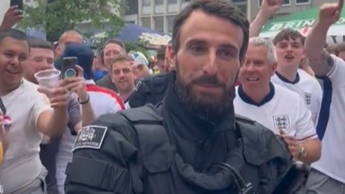 Policial parecido com Gareth Southgate vira alvo de 'serenata' por torcedores da Inglaterra