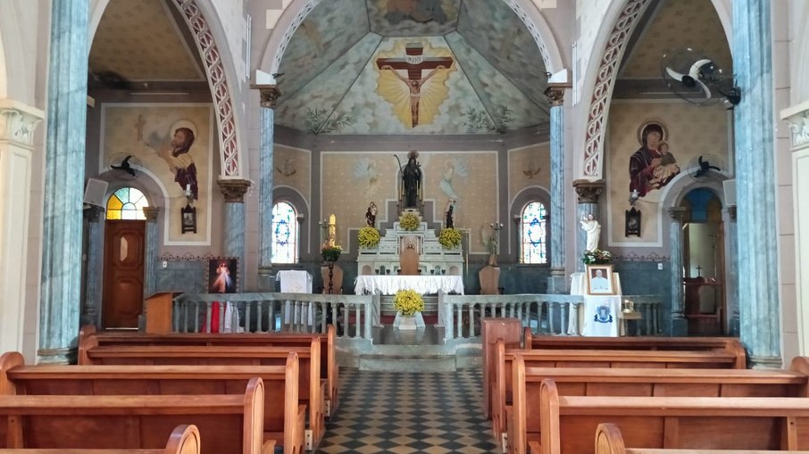 Altar da Paróquia São Francisco de Paula, em Dobrada, onde Dom Sérgio da Rocha foi batizado Altar da Paróquia São Francisco de Paula, em Dobrada, onde Dom Sérgio da Rocha foi batizado