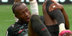 Jogador quebra perna após entrada de adversário em jogo da Copa