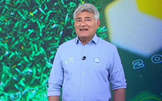 Na Record, Cléber Machado vacila e cita a Globo 