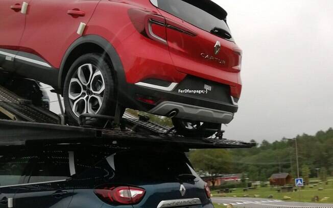 Novo Renault Captur é visto na mesma carreta do atual, mas fora do Brasil. Aqui, ambos não deverão conviver junto