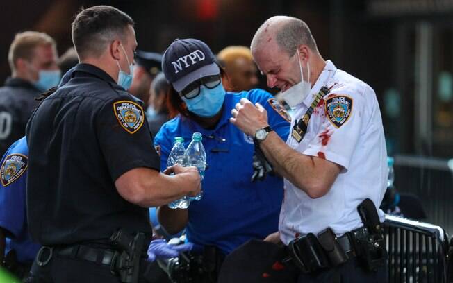 Policial ferido durante manifestação em Nova York é atendido por paramédicos