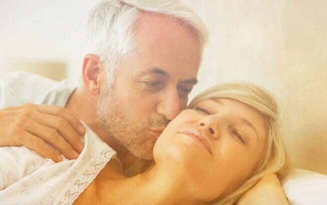 Resgatar a sensualidade, buscar produtos eróticos e praticar o pompoarismo são formas de aumentar a libido na menopausa