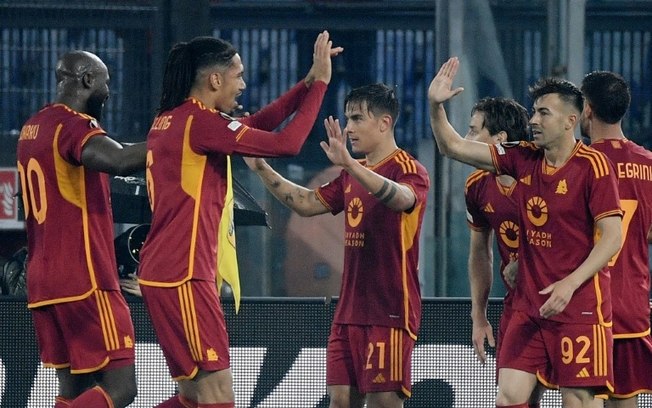 Paulo Dybala (en el centro, número 21) festeja con sus compañeros su gol en la victoria de la Roma sobre el Milan que clasificó a su equipo para semifinales de la Europa League. En Roma, el 18 de abril de 2024