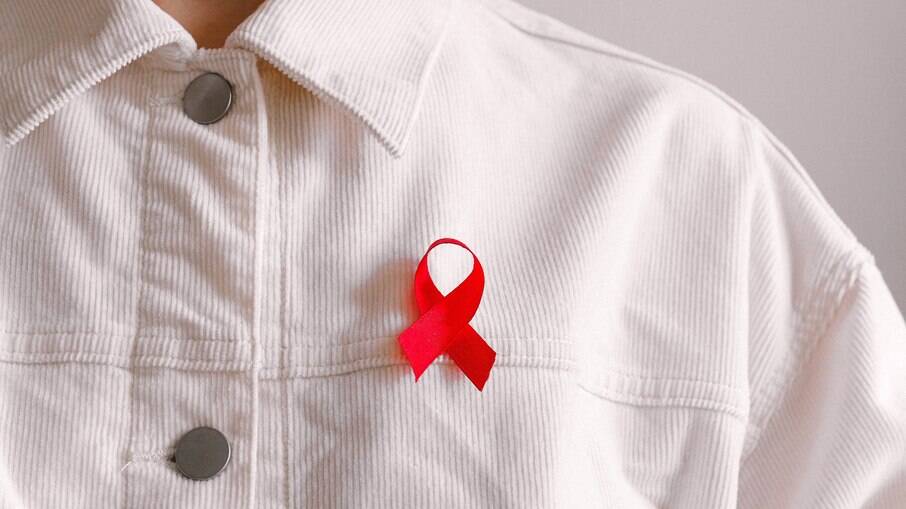 Laço vermelho representa a luta contra o HIV e a Aids