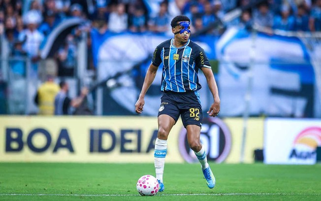 Wallace jogou o Gre-Nal com máscara por conta de fratura no nariz Wallace jogou o Gre-Nal com máscara por conta de fratura no nariz