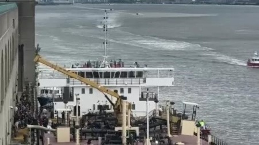 Barco transportava esgoto bruto quando explodiu no rio Hudson