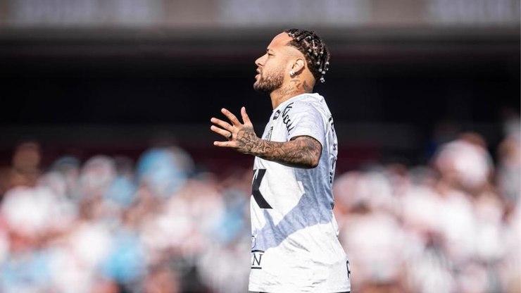 Neymar deixa campo chorando após goleada e é consolado por Diniz