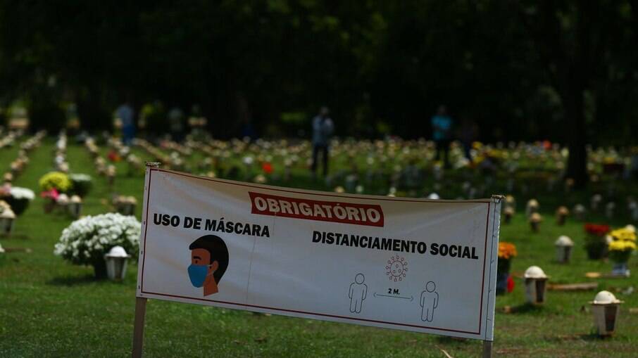Distanciamento social: placa em cemitério reforça medidas sanitárias contra covid-19