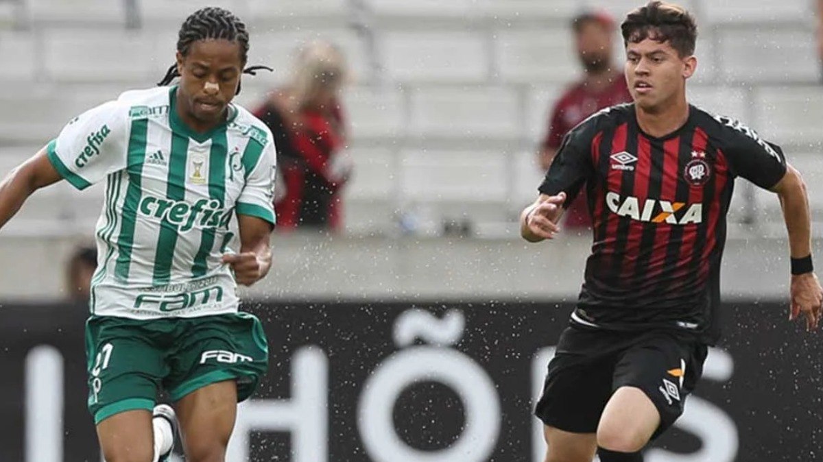 Palmeiras%20defende%20tabu%20contra%20o%20Athletico%20para%20seguir%20na%20ca%C3%A7a%20ao%20Flamengo