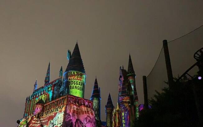 A escola de Hogwarts, da franquia Harry Potter, toda iluminada durante as apresentações do fim de ano