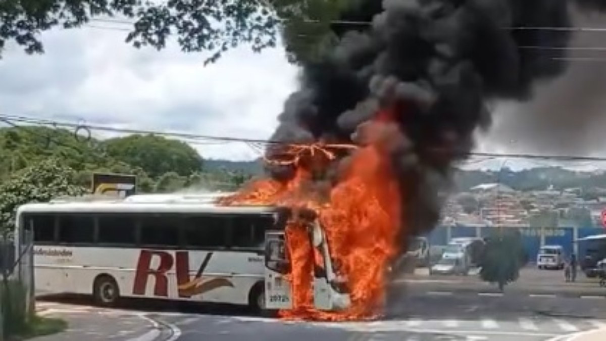 Trânsito foi totalmente interditado e gerou congestionamentos