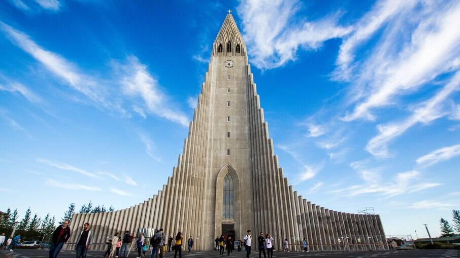 A igreja luterana Hallgrímskirkja é a maior da Islândia e foi construída em estilo gótico. 