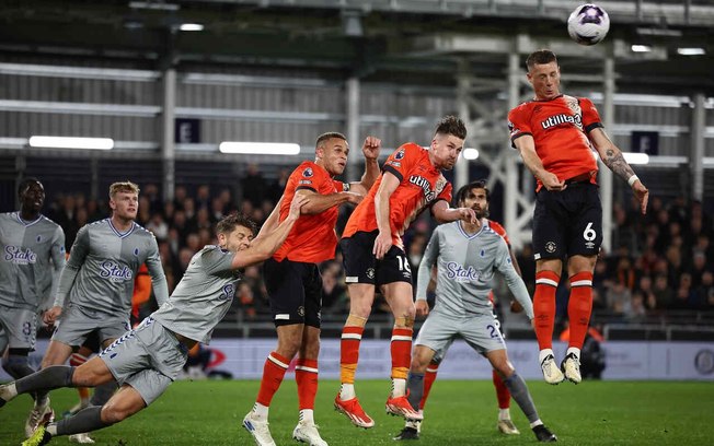 Jogadores de Luton Town e Everton em disputa de bola na Premier League - Foto: Henry Nicholls/AFP via Getty Images