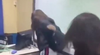 Estudante ataca aluna com tesoura em briga de escola; veja vídeo