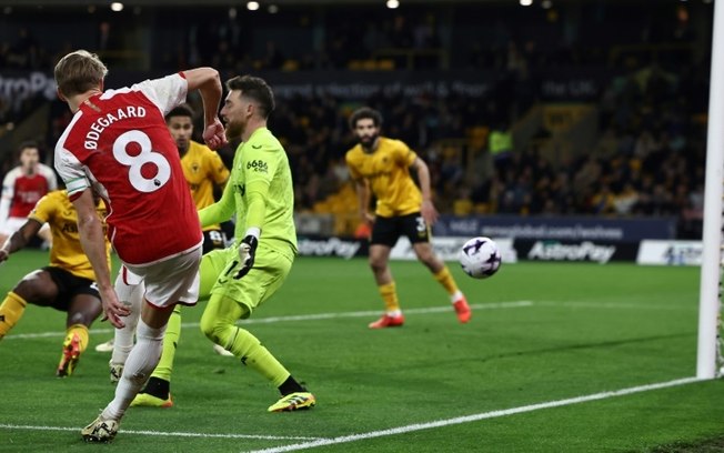 Martin Odegaard (esq.) marcou o segundo gol do Arsenal na vitória sobre os 'Wolves'