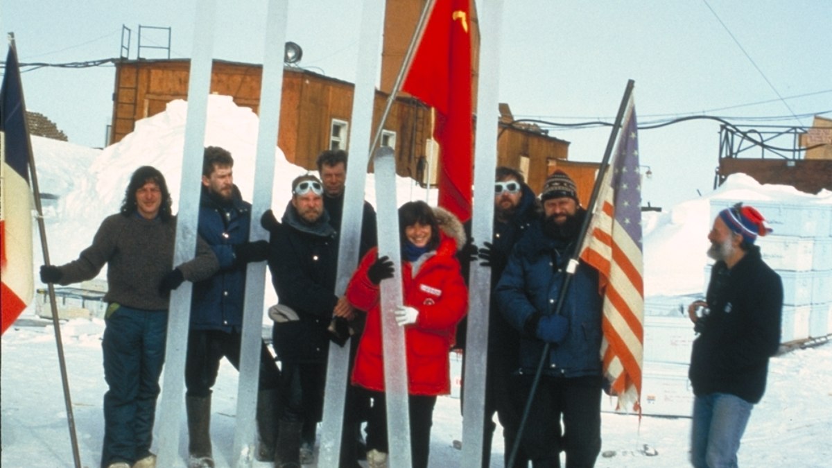 Pesquisadores posam em frente a Vostok Research Center, centro de pesquisa no lugar mais frio do mundo