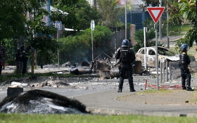 Carros queimados nas ruas da Nova Caledônia nesta terça-feira, 14 de maio